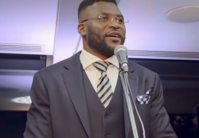 DIASPORA : FRANCIS NGANNOU REÇOIT LE PRIX DE L’EXCELLENCE AU MBOA PARIS 2026